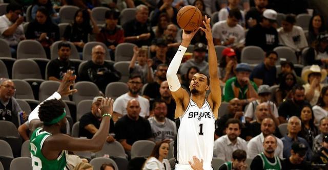 世界杯官方平台-福克斯：绿军居然沉退防文班 突破回传就是空位